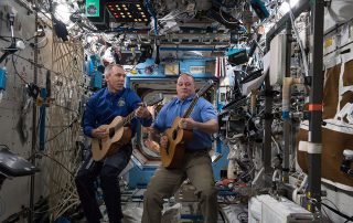جمعی از فضانوردان ماموریت "Expedition 55" که چند ساز موسیقی را با خود به ایستگاه فضایی بین المللی برده‌اند یک اجرای موسیقی زنده در فضا انجام دادند.