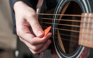 بسیاری از گیتارنوازان بر این باورند که نواختن گیتار، وقتی روی سینه آنها قرار دارد یک اتفاق آرامش شبیه به مدیتیشن است.