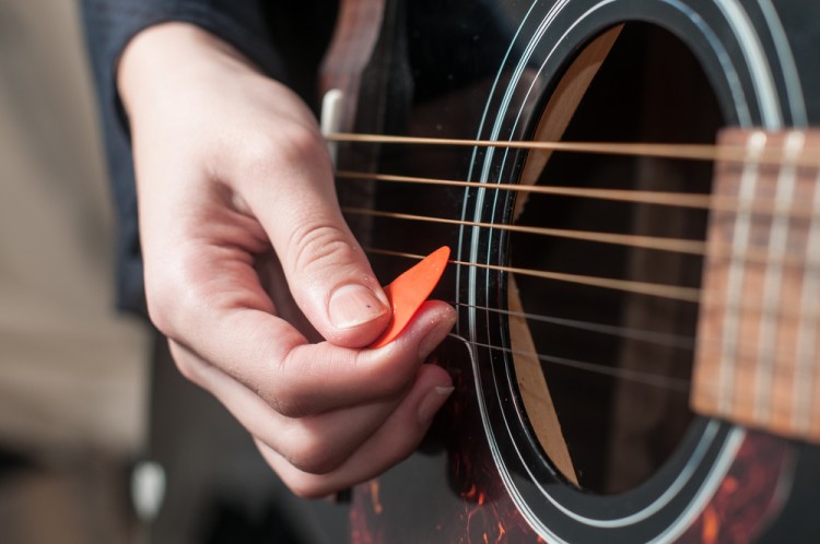 بسیاری از گیتارنوازان بر این باورند که نواختن گیتار، وقتی روی سینه آنها قرار دارد یک اتفاق آرامش شبیه به مدیتیشن است.